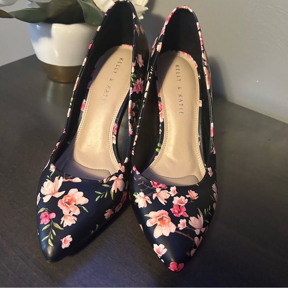 Kelly & Katie Astivia Black Heels With Pink And White Floral Design